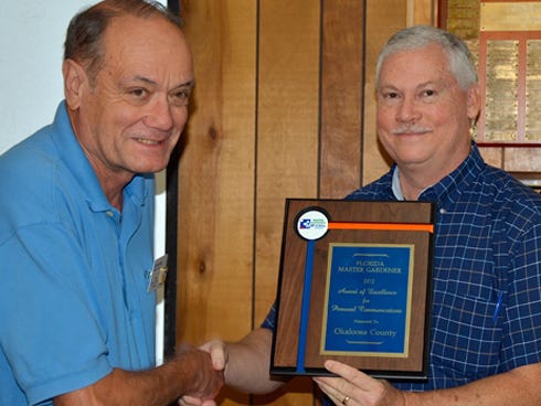 Okaloosa County Master Gardener Bill Buckellew, left, receives the Personal Communications Award from UF/IFAS County Extension Director Larry Williams, right, at the 32nd Annual Florida Master Gardener Continued Training Conference on Oct. 3.