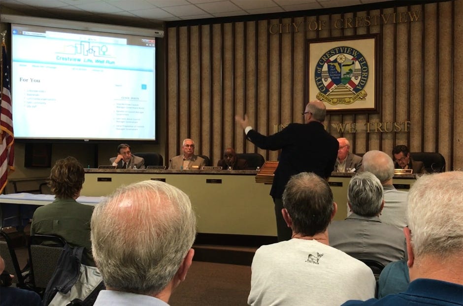 Larry Harris of Mason-Dixon Polling and Research explores the recommendation of a council-manager government style with Mayor David Cadle and the Crstview City Council. [MARK JUDSON/NEWS BULLETIN]