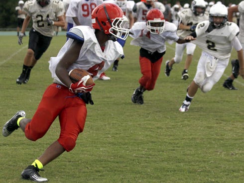 Mondreus Flavors turns the corner around right end against the Ruckel Rams on Friday.