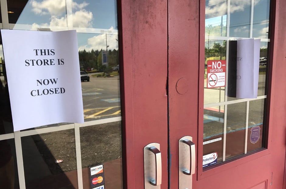 Signs on the front door at Ryan's Steakhouse offered little insight to the location's abrupt closure. [MARK JUDSON/NEWS BULLETIN]