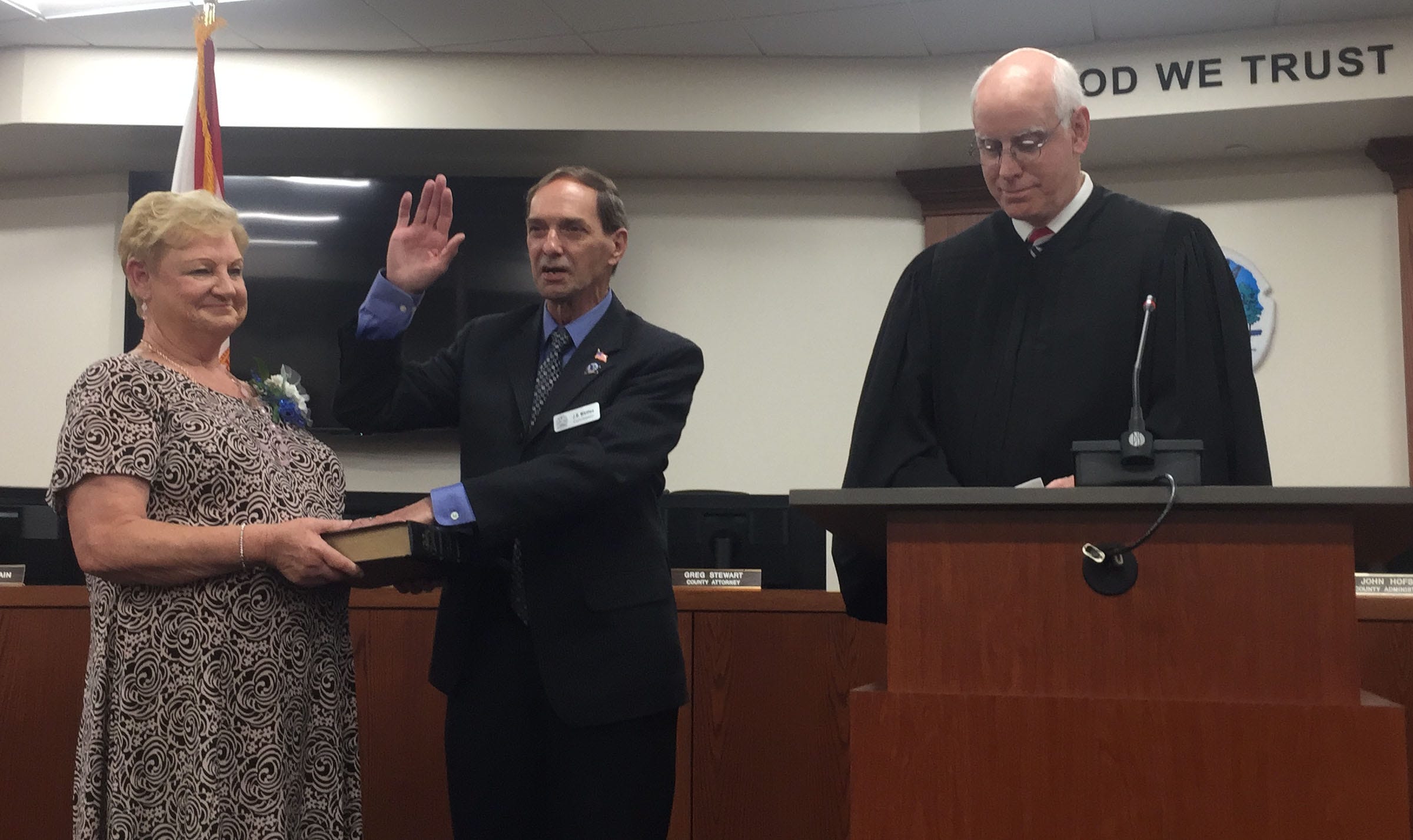 J.B. Whitten is sworn in as the new mayor Monday night. [ASHLEIGH WILDE/NEWS BULLETIN]