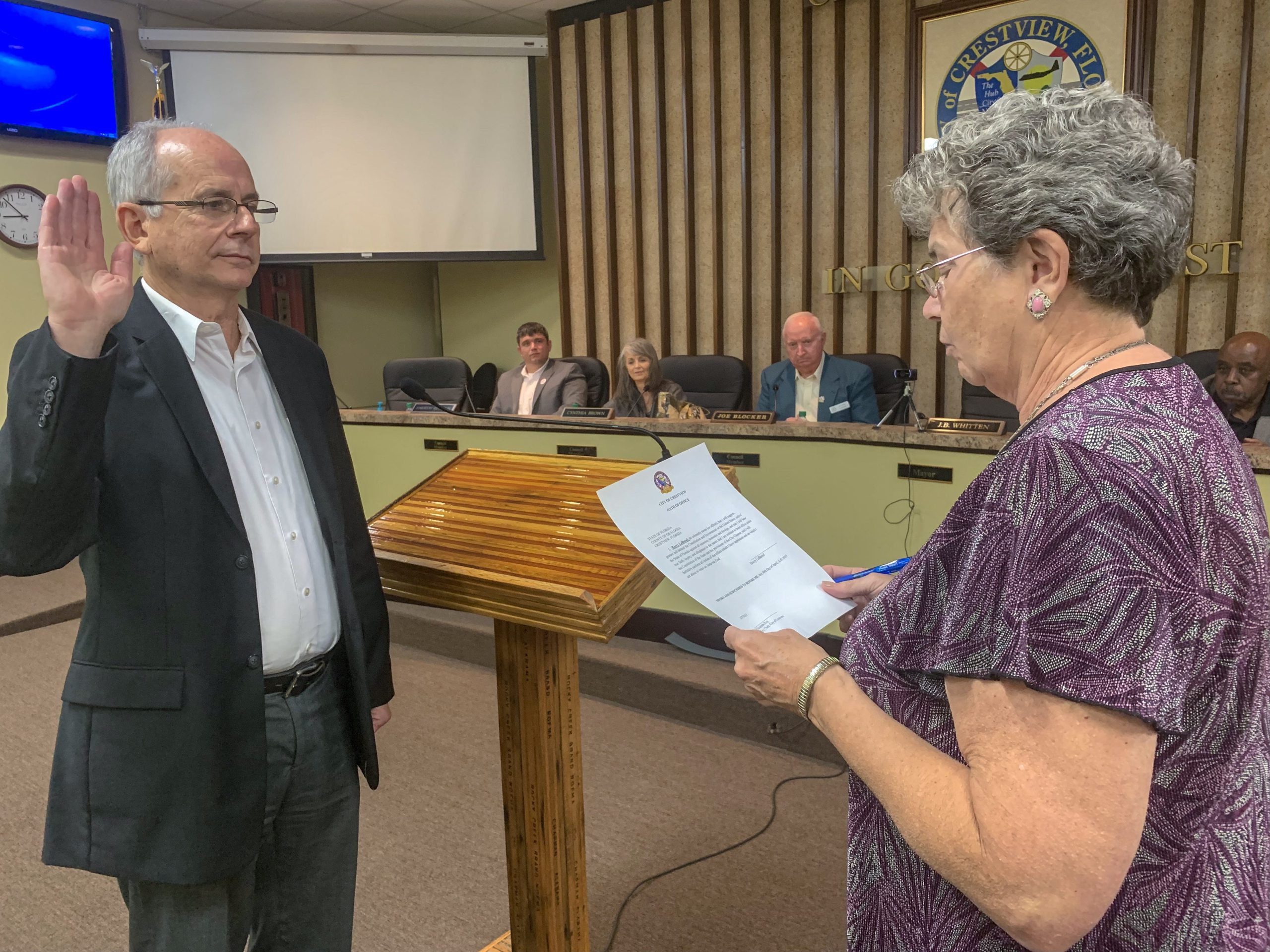 City clerk, Betsy Roy, administers the oath of office to new city council member, Harry LeBoeuf. [ASHLEIGH WILDE/NEWS BULLETIN]
