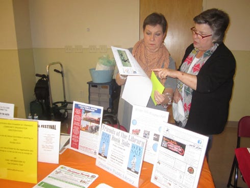 Rae Schwartz, chairperson of the Crestview Area Chamber of Commerce Arts and Culture Committee, left, explains the online community calendar’s benefits to Exchange Club treasurer Carolyn Knudsen earlier this month.