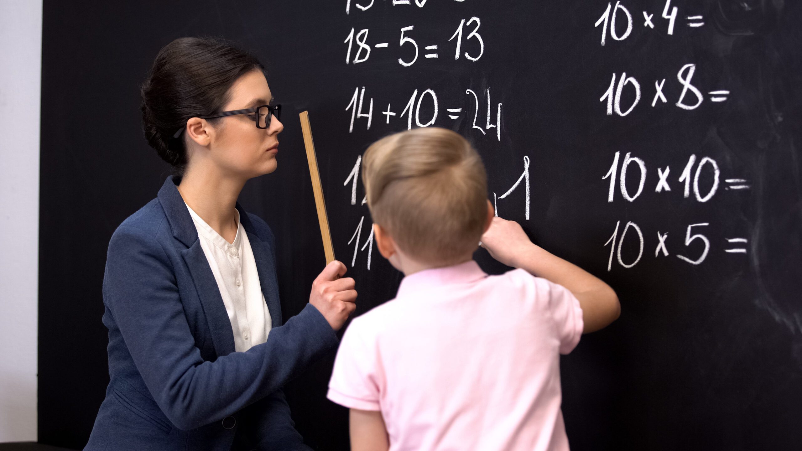 Teacher punishes student. Учитель наказывает. Школьник бьет учителя. Учитель бьет ученика картинки. Училка наказала плохую ученицу.